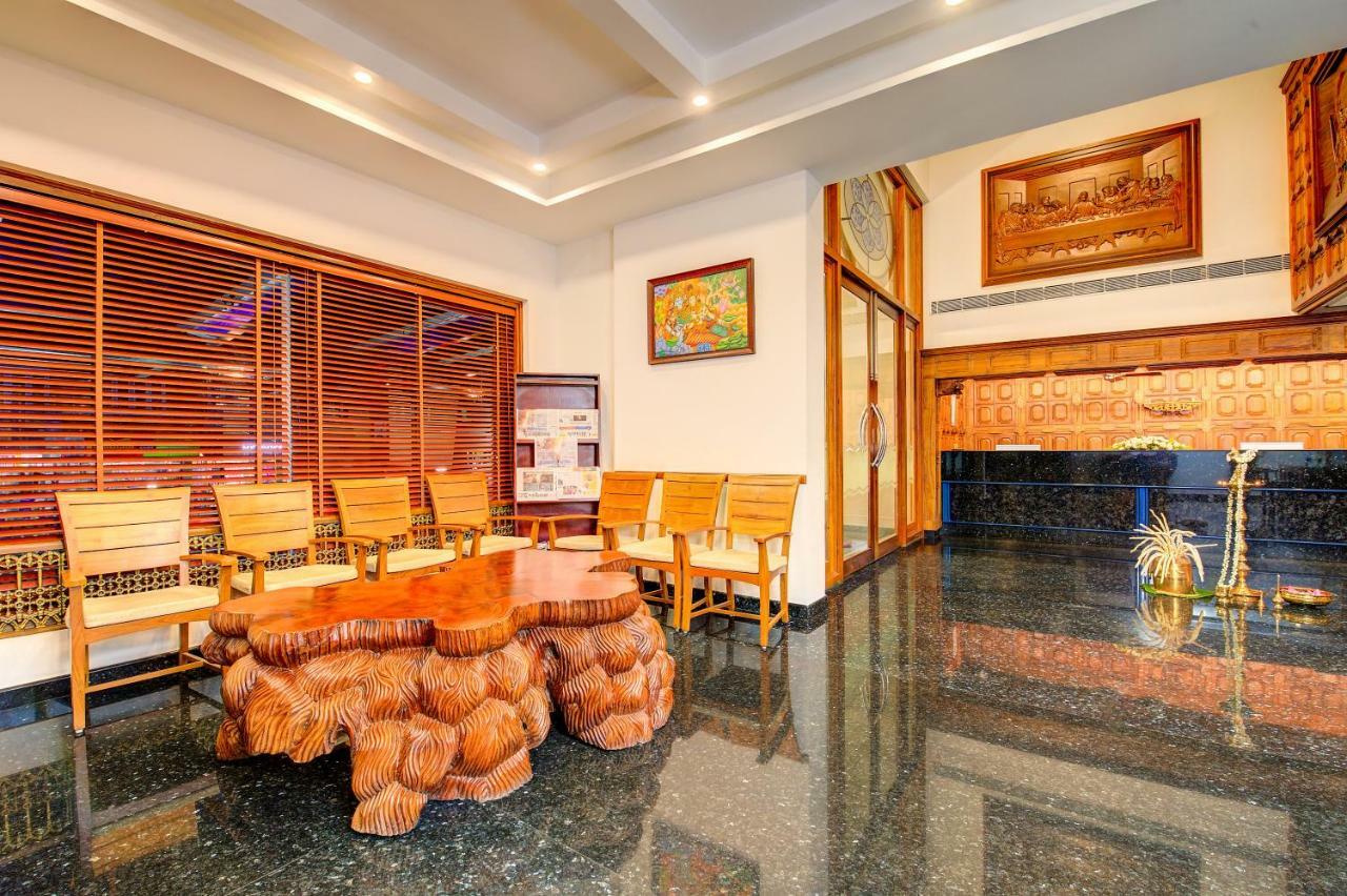 Sterling Guruvayur Hotel Buitenkant foto